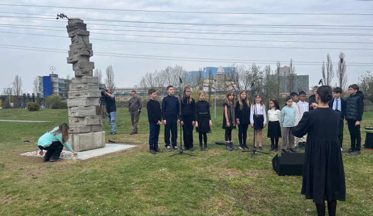 V parku na Jižním Městě odhalili památník místním obětem holokaustu