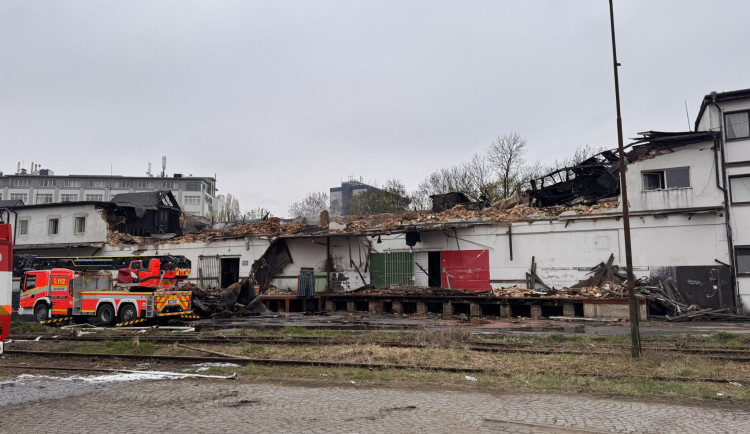 Hasiči stále zasahují i vyhořelé ubytovny na Žižkově, akci komplikuje zřícená střecha