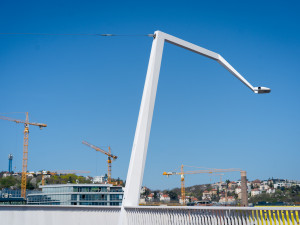 FOTO: Pilíř mezi domy, zátiší s kostelem. Prohlédněte si Dvorecký most očima architekta