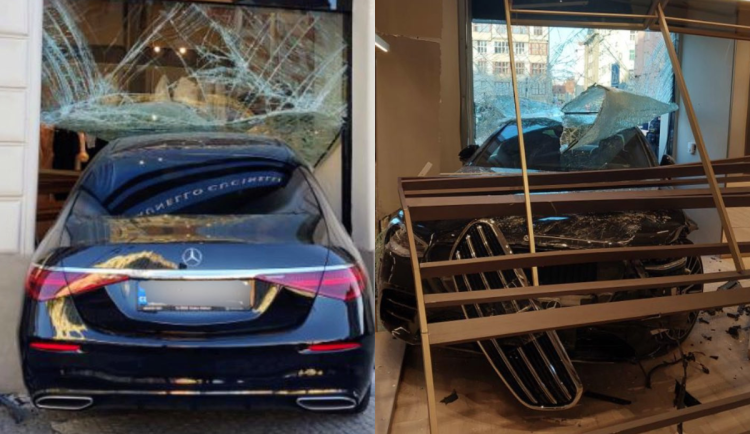 Řidička svůj Mercedes nezvládla.