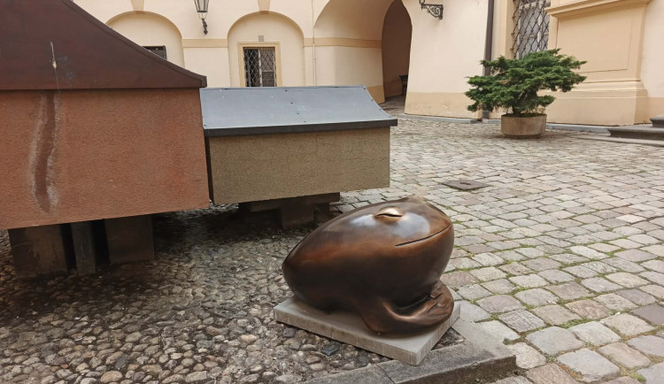 Nová plastika Žabáka.