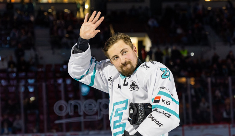 Oslavy extraligového bronzu musely počkat, Černoch šel na led za reprezentaci