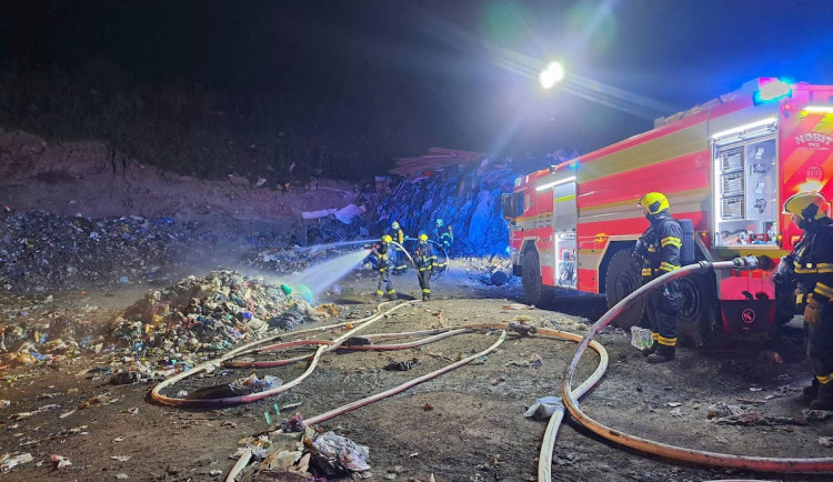 Na skládce u Plzně hořel odpad, zasahovalo přes 30 hasičů, škodliviny neunikly