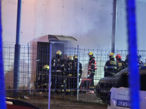 Na střelnici na Černém Mostě začalo hořet, kouř zastavil provoz metra