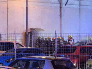 Na střelnici na Černém Mostě začalo hořet, kouř zastavil provoz metra