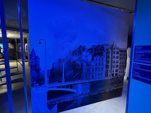 FOTO, VIDEO: Výstava připomíná 30 let Tančícího domu. Ukáže nové fotky i obří model