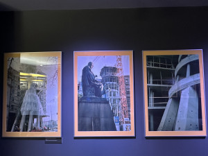 FOTO, VIDEO: Výstava připomíná 30 let Tančícího domu. Ukáže nové fotky i obří model