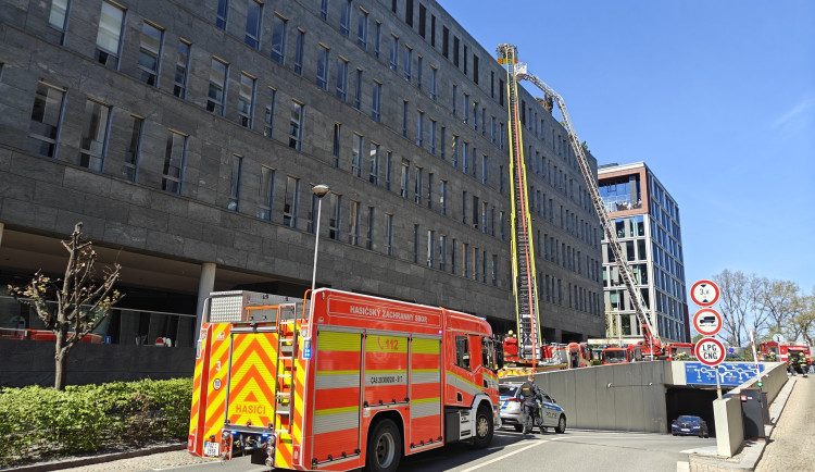 Na Rohanském nábřeží hoří střecha kancelářské budovy, evakuovalo se 500 lidí