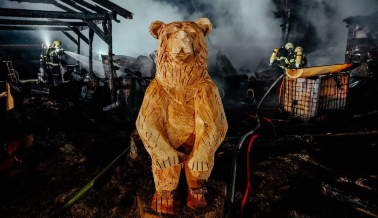 Noční požár v Čeladné. Hořela pila, škoda je za statisíce