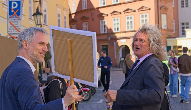 OBRAZEM: Nespokojení studenti, Hřib proti Ševčíkovi. Akce na podporu médií přilákala stovky lidí