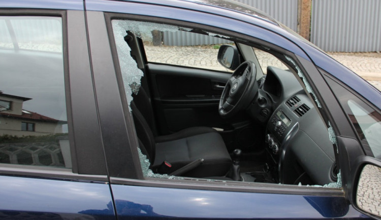 Liberečtí strážníci lapili vykradače aut. Za tři roky jich vybral 37