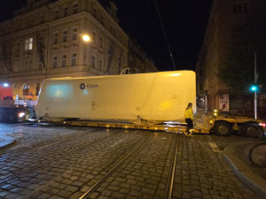 Nové vozy petřínské lanovky už instalují na trať, v provozu budou na podzim