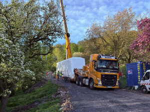 Nové vozy petřínské lanovky už instalují na trať, v provozu budou na podzim