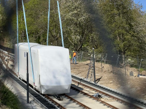 Nové vozy petřínské lanovky už instalují na trať, v provozu budou na podzim