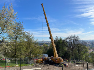 Nové vozy petřínské lanovky už instalují na trať, v provozu budou na podzim