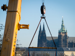FOTO: Nové vozy petřínské lanovky už instalují na trať, v provozu budou na podzim