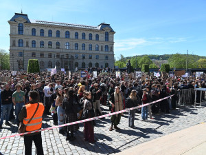 Média nedáme. Studenti vyrazili protestovat před ministerstvo kultury