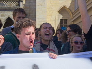 OBRAZEM: Nespokojení studenti, Hřib proti Ševčíkovi. Akce na podporu médií přilákala stovky lidí