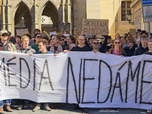 OBRAZEM: Nespokojení studenti, Hřib proti Ševčíkovi. Akce na podporu médií přilákala stovky lidí