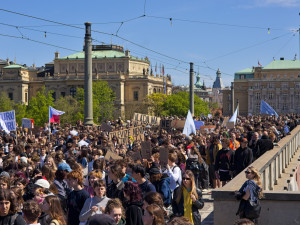 OBRAZEM: Nespokojení studenti, Hřib proti Ševčíkovi. Akce na podporu médií přilákala stovky lidí