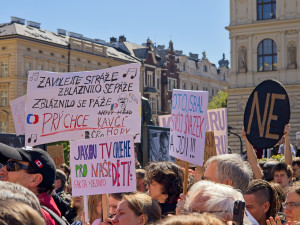 OBRAZEM: Nespokojení studenti, Hřib proti Ševčíkovi. Akce na podporu médií přilákala stovky lidí