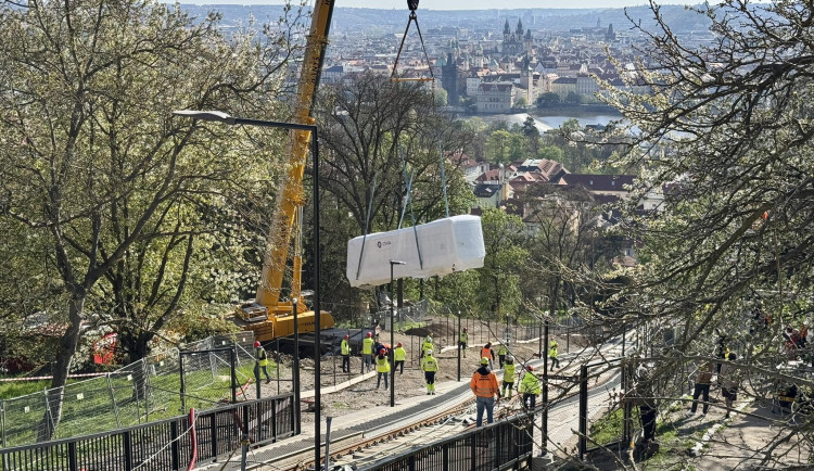První vůz míří na trať.