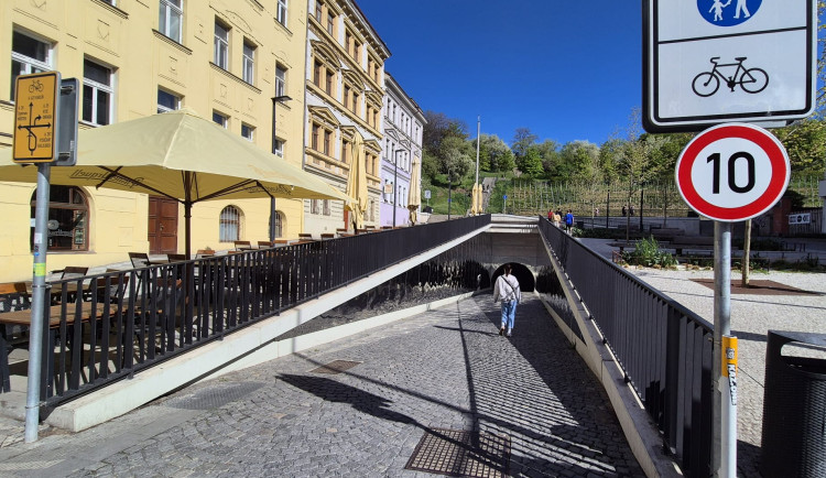 V Žižkovském tunelu platí rychlost 10 km v hodině.