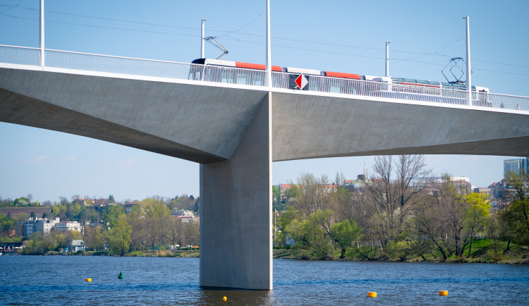 Na Dvorecký most mohou chodci, cyklisté, tramvaje, autobusy a vozy IZS.
