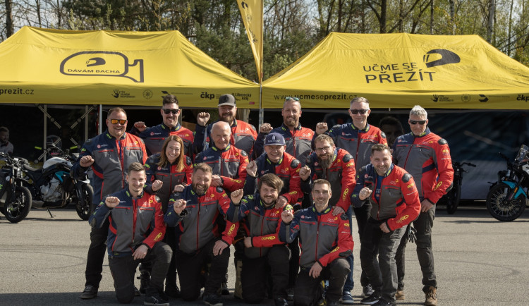 Autoškola nestačí. Kurzy „Učme se přežít“ učí motorkáře zvládat reálné situace