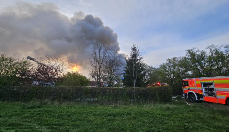 FOTO: Proč hořel sklad v Brně-Přízřenicích? Závada na osvětlení, míní hasiči