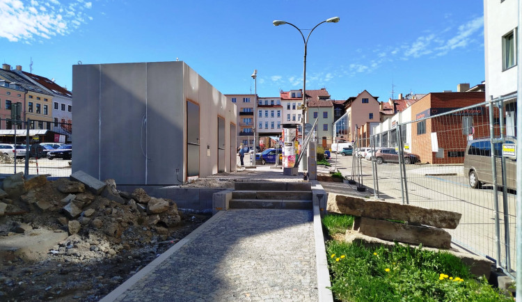 FOTO: Stavba veřejných toalet v Jihlavě významně pokročila. Podívejte se i dovnitř