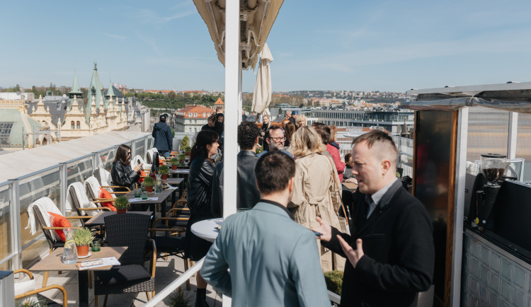 Střešní bar na divadle Hybernia