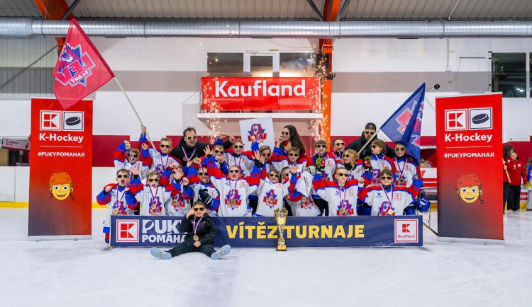Radost ze hry pro stovky mladých hokejistů. Turnaje završily projekt Puky pomáhají