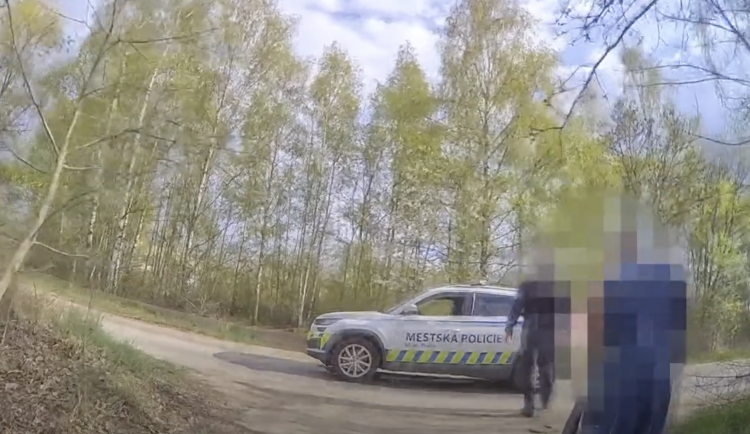 Muže zadrželi strážníci.