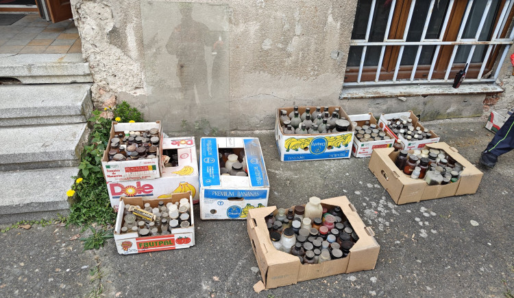 Pyrotechnici zasahují v Nuslích. V pozůstalosti našli výbušniny i radioaktivní thorium