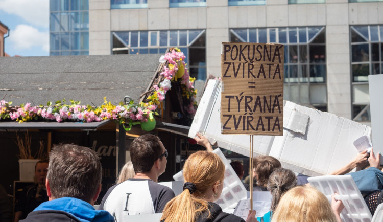 Prahou prochází pochod za ukončení testování na zvířatech