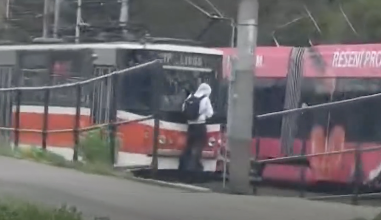 Mladík chtěl udělat dojem na kamarády.