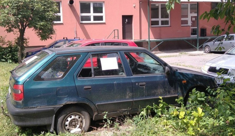 Nejlidnatější ostravská část Jih bojuje proti vrakům, odstraní jich desítky ročně