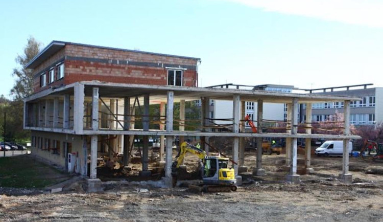 Z rekonstruované haly v Turnově zbyl jen skelet. Začala další etapa výstavby