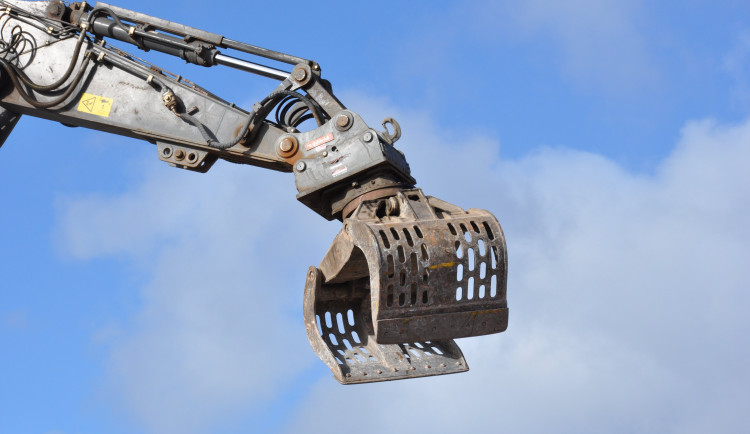 Dělníci dnes zbourali nelegálně postavený dům v Dobšicích na Znojemsku