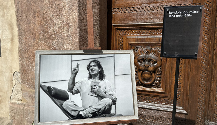 Poslední rozloučení s hercem Potměšilem se dnes koná na dvou místech v centru Prahy