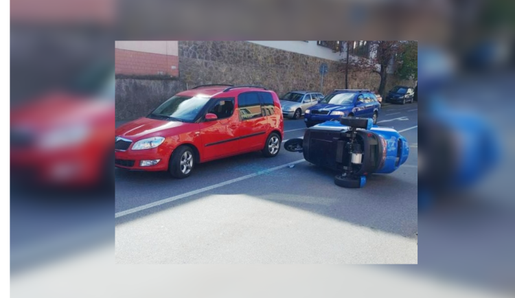 Nehoda v Pelhřimově: Tříkolka se převrátila na bok, dva lidé utrpěli zranění