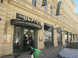 Myší bobky, plíseň, špína. Kuchyň Kolkovny na Malé Straně na místě zavřeli