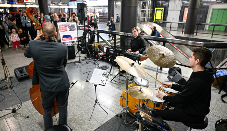 Kapely budou hrát ve čtyřech stanicích metra.