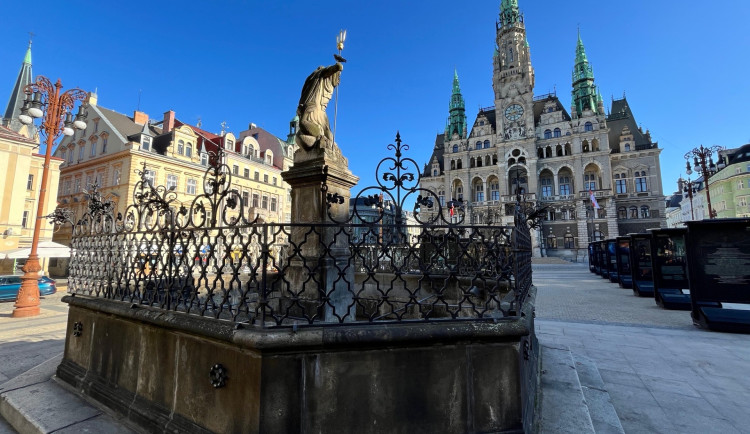 Neptunovu kašnu před radnicí v Liberci čeká oprava, protéká