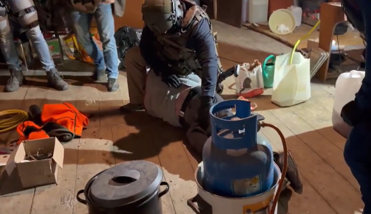 Liberecký TOXI tým rozprášil výrobce drog, jednoho sebral u Turnova přímo při vaření pervitinu