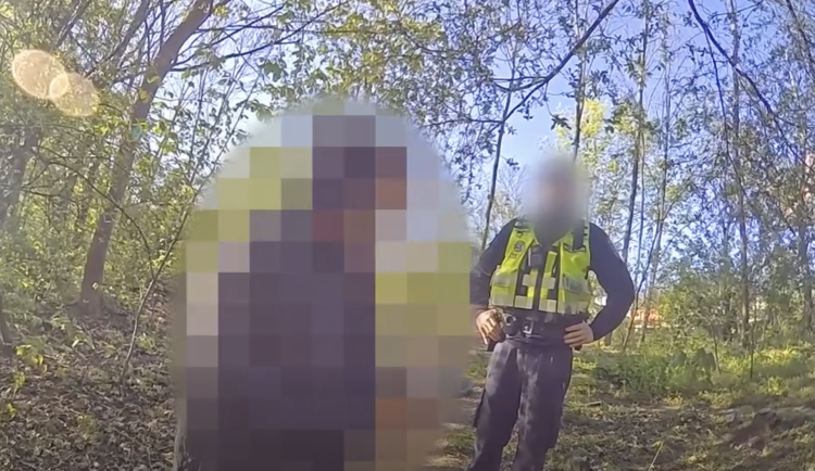 VIDEO: Muž masturboval ve křoví u pražské zastávky, čekal na kolemjdoucí ženy