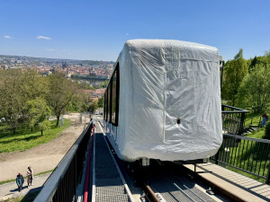Nové vozy už zkouší lanovou dráhu na Petříně. Zatím jen v rámci servisních jízd