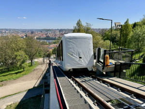 Nové vozy už zkouší lanovou dráhu na Petříně. Zatím jen v rámci servisních jízd