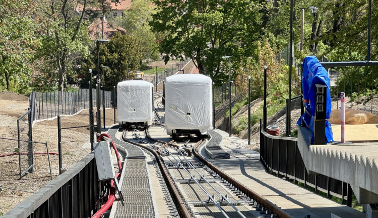 Nové vozy už zkouší lanovou dráhu na Petříně. Zatím jen v rámci servisních jízd